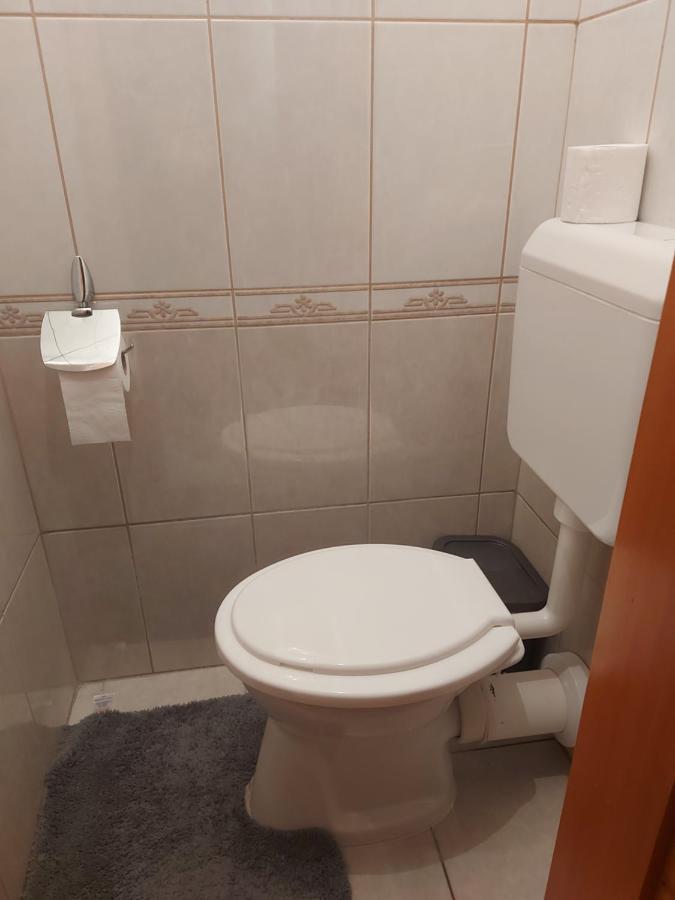 Lara Apartman เดเบรตเซน ภายนอก รูปภาพ