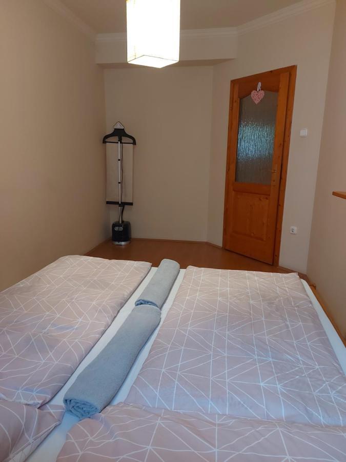 Lara Apartman เดเบรตเซน ภายนอก รูปภาพ