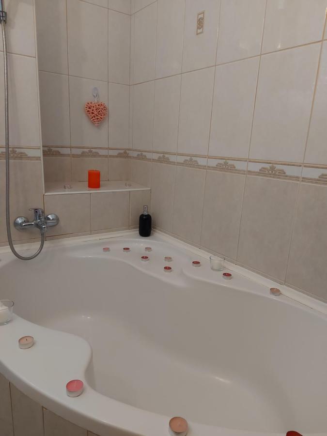 Lara Apartman เดเบรตเซน ภายนอก รูปภาพ